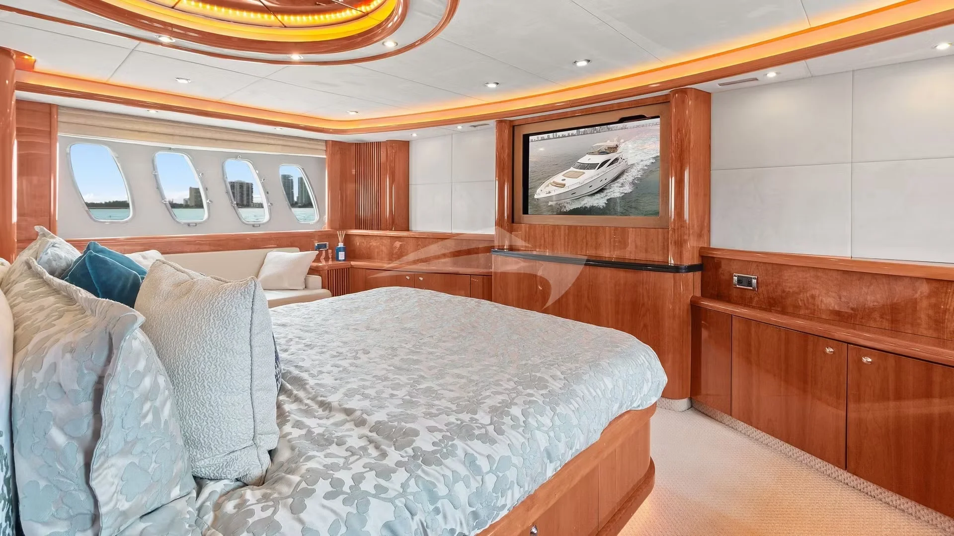 90ft Sunseeker Acqua outdoor entertainment area